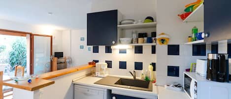 Kühlschrank, Mikrowelle, Ofen, Geschirrspüler