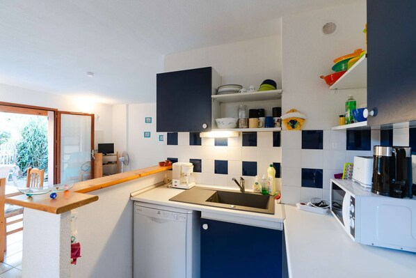 Kühlschrank, Mikrowelle, Ofen, Geschirrspüler