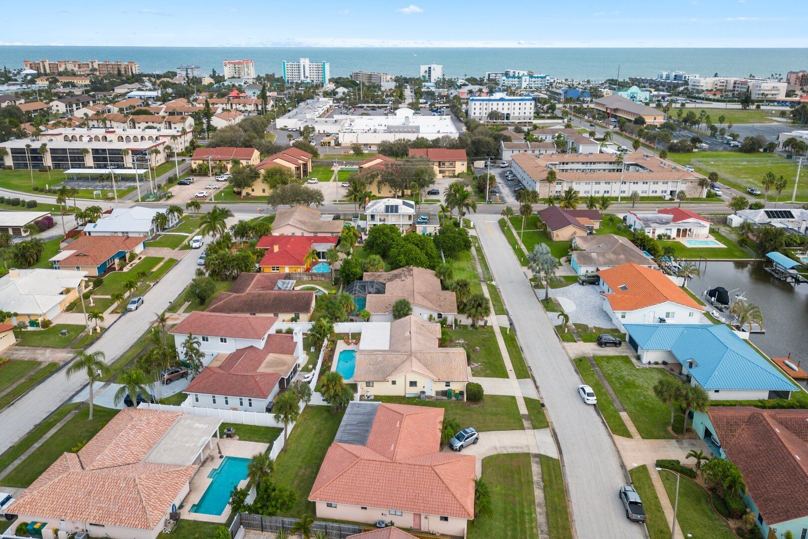 Zona residencial amb cases, una piscina i un port esportiu.