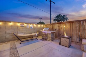 Terrace/patio - Park Heaven: Pool, Spa, Fire Pit, Games, BBQ! (Coachella)