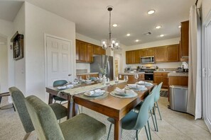Dining - Park Heaven: Pool, Spa, Fire Pit, Games, BBQ! (Coachella)