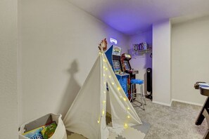Game room - Park Heaven: Pool, Spa, Fire Pit, Games, BBQ! (Coachella)