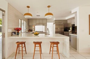 Fridge, microwave, oven, stovetop - Ultra-Luxe Mid-Century Estate - Pool, Spa, Sauna, Firepit, Views, 3BD 3BTH (Palm Springs)