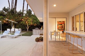 Outdoor dining - Ultra-Luxe Private Mid-Century Estate - Pool, Spa, Sauna, Firepit , Views & More 3BD, 3BTH (Palm Springs)