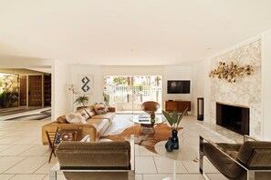 TV, fireplace, stereo - Ultra-Luxe Private Mid-Century Estate - Pool, Spa, Sauna, Firepit , Views & More 3BD, 3BTH (Palm Springs)