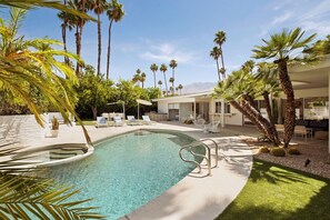 A heated pool - Ultra-Luxe Private Mid-Century Estate - Pool, Spa, Sauna, Firepit , Views & More 3BD, 3BTH (Palm Springs)