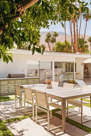 Outdoor dining - Ultra-Luxe Mid-Century Estate - Pool, Spa, Sauna, Firepit, Views, 3BD 3BTH (Palm Springs)
