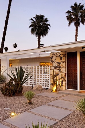 Exterior detail - Ultra-Luxe Mid-Century Estate - Pool, Spa, Sauna, Firepit, Views, 3BD 3BTH (Palm Springs)