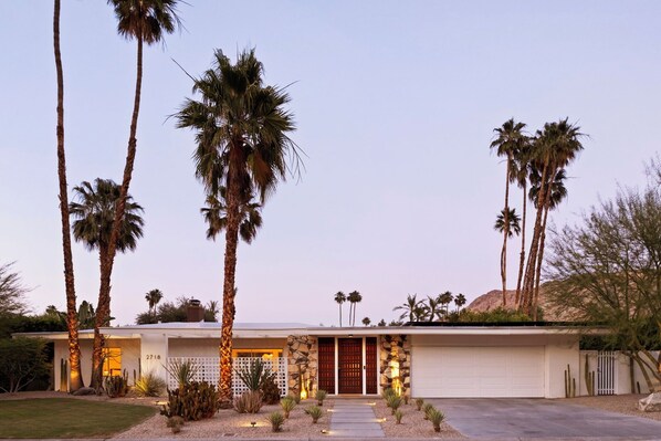 Exterior - Ultra-Luxe Private Mid-Century Estate - Pool, Spa, Sauna, Firepit , Views & More 3BD, 3BTH (Palm Springs)