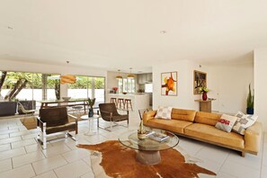 TV, fireplace, stereo - Ultra-Luxe Private Mid-Century Estate - Pool, Spa, Sauna, Firepit , Views & More 3BD, 3BTH (Palm Springs)