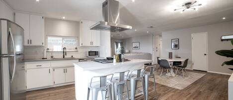 Kühlschrank, Mikrowelle, Ofen, Geschirrspüler