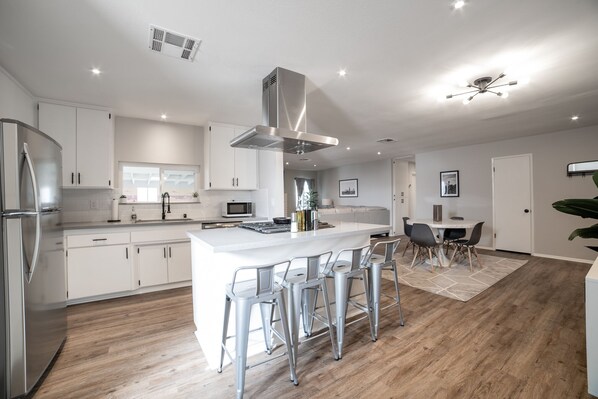 Kühlschrank, Mikrowelle, Ofen, Geschirrspüler