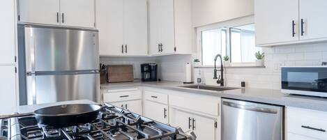 Jääkaappi, mikroaaltouuni, uuni, astianpesukone