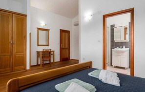 3 室のベッドルーム、アイロン / アイロン台、WiFi (無料)、ベッドシーツ
