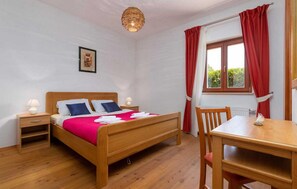 3 slaapkamers, een strijkplank/strijkijzer, gratis wifi, beddengoed