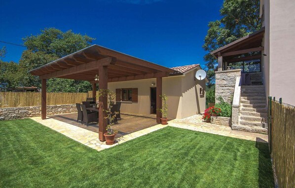 Outdoor dining - Stunning home in Buje (Buje)