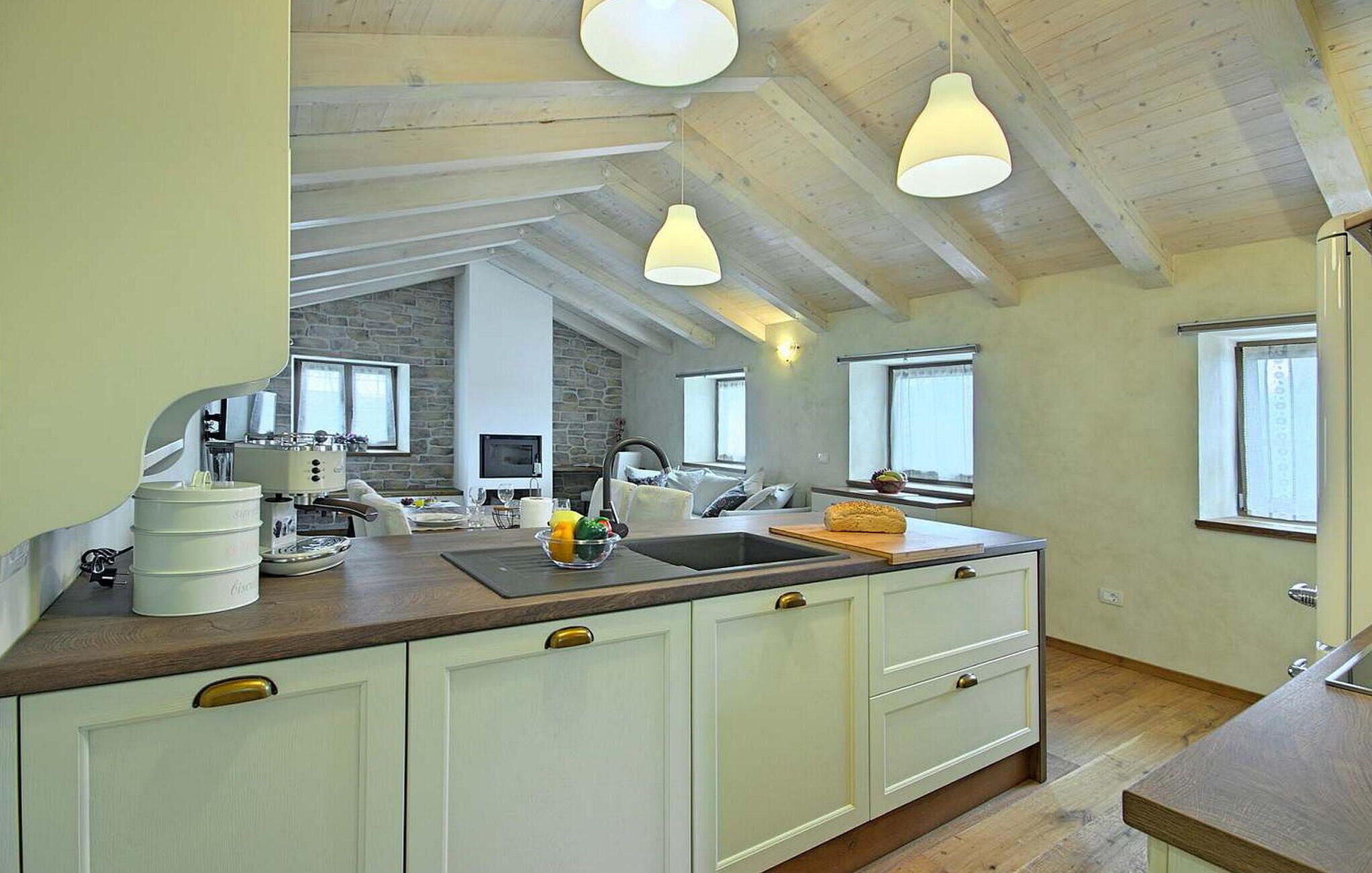 Kjøleskap, ovn, kokeplater og oppvaskmaskin