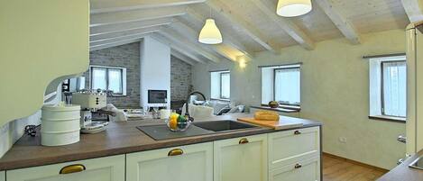 Kjøleskap, ovn, kokeplater og oppvaskmaskin