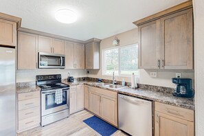 Refrigerador, microondas, horno, placa de cocina