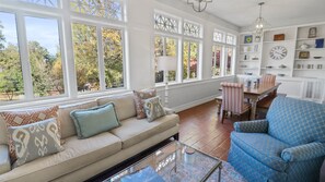 TV connectée, cheminée, livres, écrans d'ordinateur