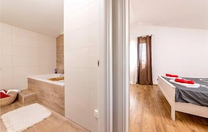 2 bedrooms, travel cot, free WiFi, bed sheets