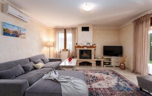 TV, fireplace