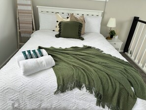 3 bedrooms, iron/ironing board, WiFi, bed sheets