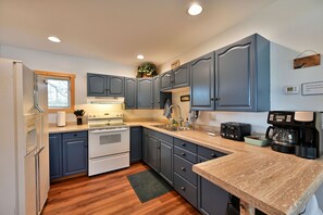 Kjøleskap, mikrobølgeovn, ovn og kokeplater