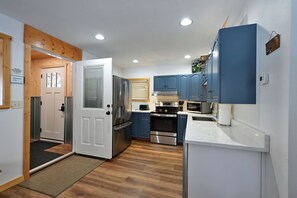 Køleskab, mikrobølgeovn, ovn, kogeplade