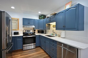 Fridge, microwave, oven, stovetop - Osprey Point - Lakefront Dock, Kayaks & Fire Pit (Cable)