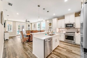 Fridge, microwave, oven, stovetop - 3 Minute to beach shops private heated pool 5 King beds 4 BA sleeps 19 (Panama City Beach)