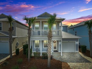 Exterior - 3 Minute to beach shops private heated pool 5 King beds 4 BA sleeps 19 (Panama City Beach)