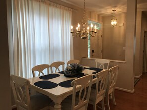 Main Level Dining Area - Beach & Golf Getaway w/ Four Bedrooms on Three Levels - Living Areas All Levels (Ocean Pines)