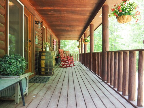 Log Cabin Oasis 10 Acres+Lake Access.  Pet Friendly!