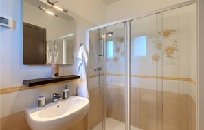 Shower, hair dryer - Lovely home in Fazana (Fazana)