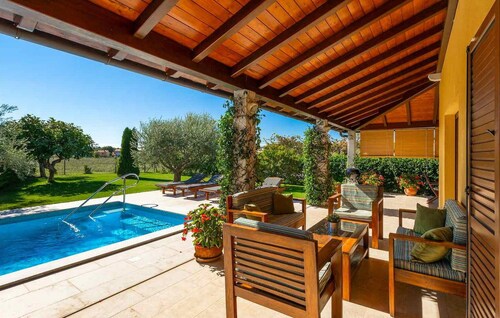 Lovely home in Fazana