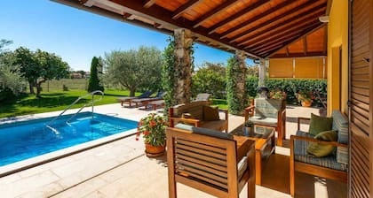 Lovely home in Fazana