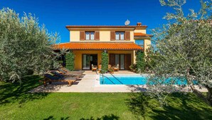 A two-story house with a swimming pool, surrounded by greenery and trees. - Lovely home in Fazana (Fazana)