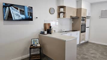 Jääkaappi, mikroaaltouuni, uuni, liesi