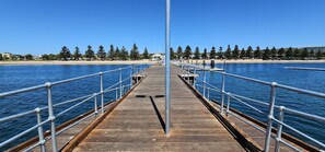 Beach nearby - Aart Apartments Port Lincoln, Accommodation in the CBD, 100m from the beach. (Port Lincoln)