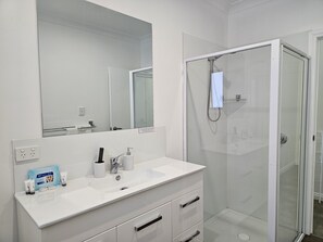 Shower, hair dryer, towels, soap - Aart Apartments Port Lincoln, Accommodation in the CBD, 100m from the beach. (Port Lincoln)