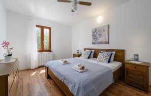 5 slaapkamers, een strijkplank/strijkijzer, reisbedje, gratis wifi