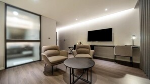 Escritorio, wifi gratis y ropa de cama 