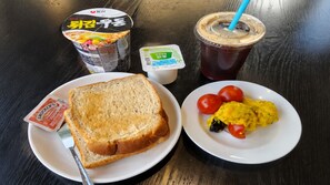Café da manhã self-service grátis todos os dias