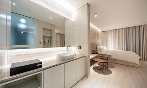 Family Double Room | Baño | Amenidades de baño gratuitas, secadora de cabello, batas, pantuflas 