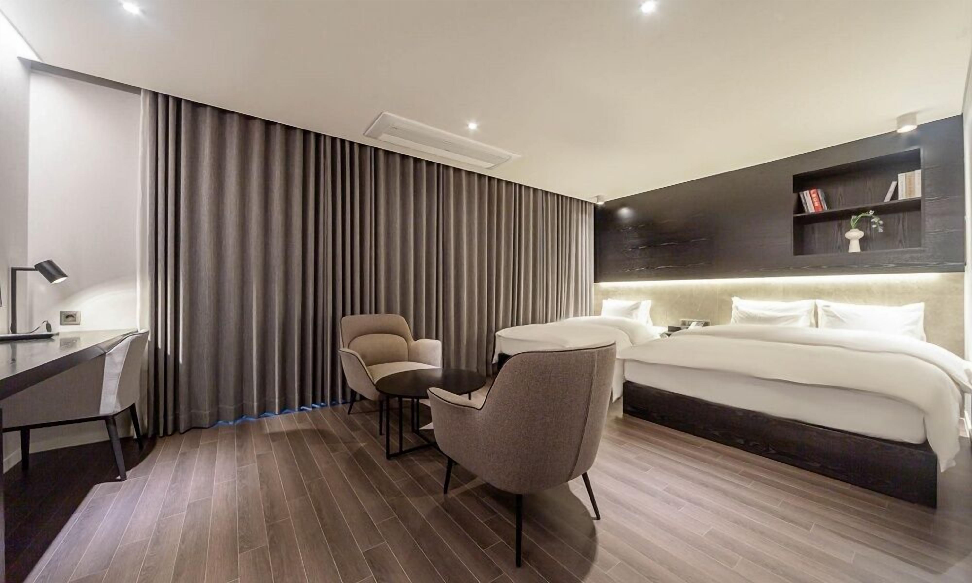 Skrivebord, wi-fi (inkludert) og sengetøy