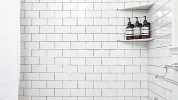 Douche, sèche-cheveux, serviettes fournies, savon