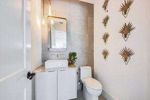 Secadora de cabello, toallas, jabón, papel de baño 