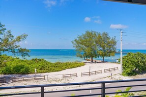 En la playa, camastros y toallas de playa 