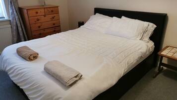 2 bedrooms, iron/ironing board, WiFi, bed sheets